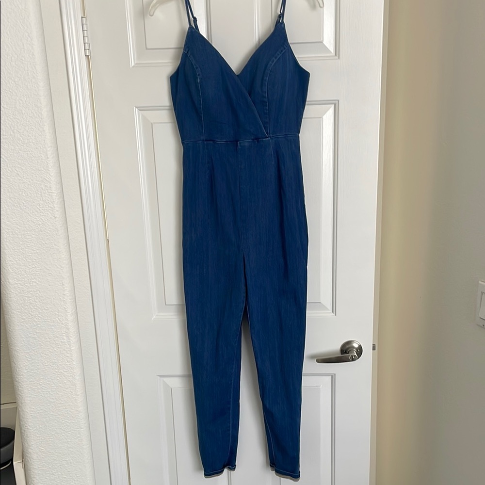 Elegant Blue Jumpsuit with Fitted Waist and Wide Leg Design